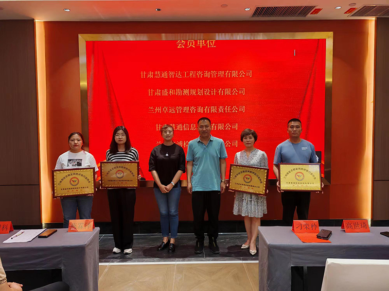 党支部书记、副会长刁荣矜为会员单位授牌